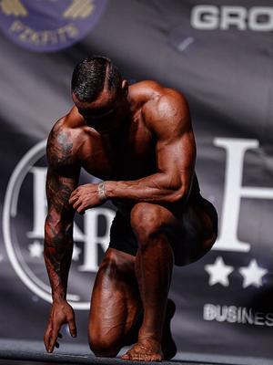 Policjant - kulturysta podczas zawodów