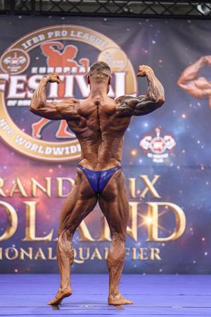 Policjant - kulturysta podczas zawodów