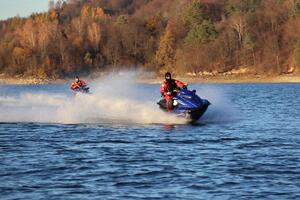 Policyjni wodniacy podczas doskonalenia umiejętności