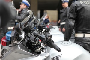 zbliżenie kierownicy motocykla policyjnego
