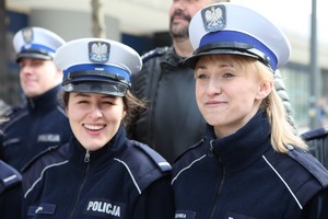 dwie uśmiechnięte policjantki ruchu drogowego w białych czapkach