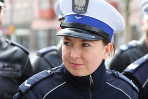 policjantka w białej czapce
