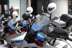 policyjne motocykle stojące w rzędzie