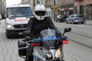 policjant ruchu drogowego na policyjnym motorze