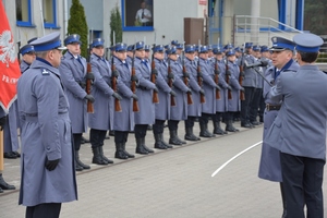 Dowódca uroczystości składa meldunek Komendantowi Komendy Powiatowej Policji w Kępnie. W tle Kompania Honorowa KWP w Poznaniu.
