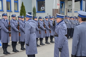 Komendant Powiatowy KPP Kępno wraz z dowódcą uroczystości oddaje honor sztandarowi. W tle Kompania Honorowa KWP w Poznaniu.