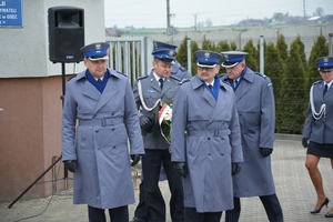 Komendant KPP Kępno i  czterech innych policjantów i policjantka stoją na miejscu uroczystości.