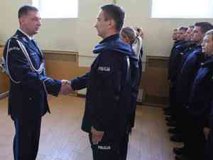 insp. Piotr Mąka wita się z policjantami podając dłoń jednemu z policjantów stojącemu w szeregu