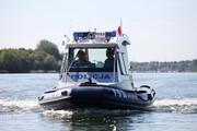 Policyjna motorówka płynie po jeziorze