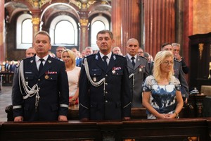Wielkopolscy policjanci podczas obchodów 100. rocznicy powstania Policji Państwowej  - msza święta w Poznańskiej Farze