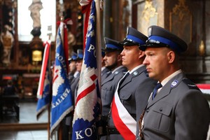 Wielkopolscy policjanci podczas obchodów 100. rocznicy powstania Policji Państwowej  - msza święta w Poznańskiej  Farze