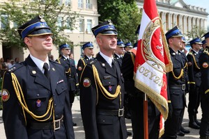 Wielkopolscy policjanci podczas obchodów 100. rocznicy powstania Policji Państwowej - uroczysty apel na Placu Wolności