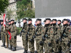 Pododdziały towarzyszące podczas obchodów 100. rocznicy powstania Policji Państwowej - uroczysty apel na Placu Wolności w Poznaniu