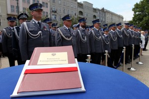Wielkopolscy policjanci podczas obchodów 100. rocznicy powstania Policji Państwowej - uroczysty apel na Placu Wolności w Poznaniu