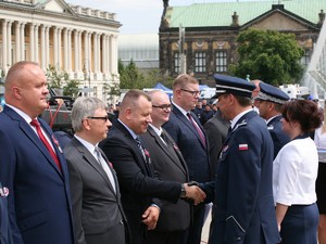 Wielkopolscy policjanci podczas obchodów 100. rocznicy powstania Policji Państwowej - uroczysty apel na Placu Wolności w Poznaniu
