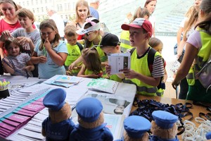 Dzieci w miasteczku mundurowym przygotowanym przez policjantów z okazji obchodów 100. rocznicy powstania Policji Państwowej