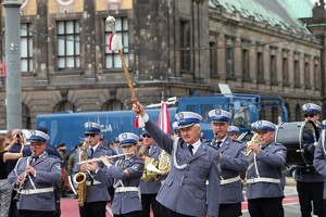Wielkopolscy policjanci podczas obchodów 100. rocznicy powstania Policji Państwowej  na Placu Wolności w Poznaniu
