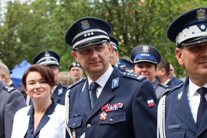 Wielkopolscy policjanci podczas obchodów 100. rocznicy powstania Policji Państwowej  na Placu Wolności w Poznaniu