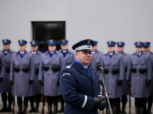 Komendant Augustyniak przemawia na tle policjantów