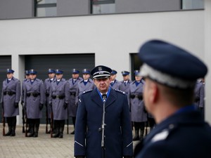Komendant Mąka przemawia na tle policjantów