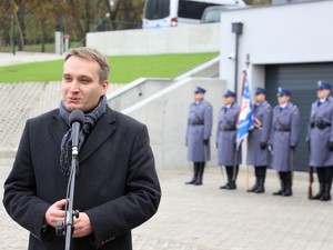 Prezydent Wiśniewski przemawia na tle policjantów