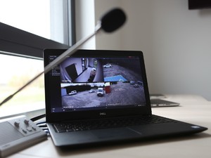 laptop z monitoringiem