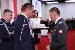 komendant wojewódzki policji w poznaniu wrecza medale