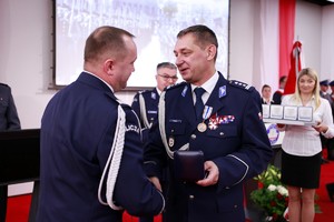 komendant wojewodzki policji wrecza medale