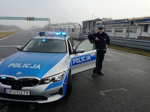 Policjant z Komendy Wojewódzkiej Policji w Poznaniu asp. sztab. Przemysław Kaźmierczak podczas wyścigów samochodowych oraz w służbie