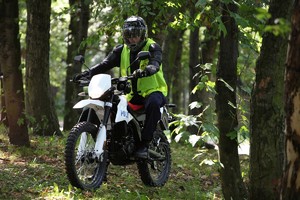 Nowe motocykle off-roadowe policyjnych wodniaków Aprilia RX125 w terenie