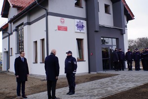 Minister Joachim Brudziński przekazuje posterunek asp. szt. Marcinowi Hiszpańskiemu przed wejściem do budynku