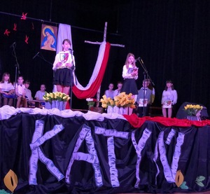 Dzieci występujące na scenie podczas spektaklu &quot;Katyń...Ocalić od zapomnienia&quot;