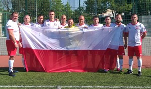 Reprezentaci KWP w Olsztynie z flagą RP