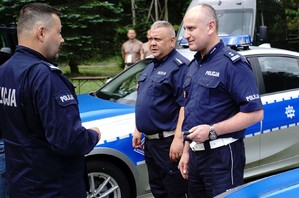 insp. Tomasz Klimek przekazuje kluczyki policjantom z WRD KWP
