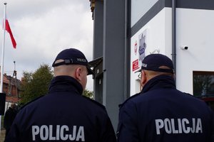 Budynek i policjanci Posterunku Policji w Iłowo-Osadzie