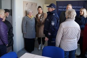 Goście zwiedzają Posterunek Policji w Iłowo-Osadzie