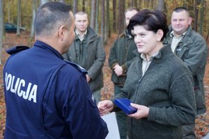KWP przekazuje pamiątkowy medal Nadleśniczemu Małgorzacie Błyskun