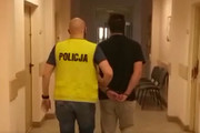 Zatrzymany prowadzony przez policjanta