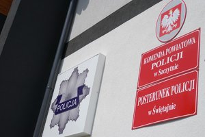 Posterunek Policji w Świętajnie - tablice informacyjne na froncie budynku