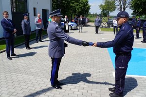 Komendant Wojewódzki Policji w Olsztynie przekazuje klucze do PP w Świętajnie jego kierownikowi