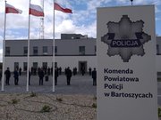 Policjanci i zaproszeni goście przed budynkiem KPP w Bartoszycach