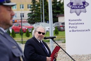 Przemawiający Jan Zbigniew Nadolny Starosta Powiatu Bartoszyckiego
