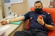 nadinsp. Tomasz Klimek Komendant Wojewódzki Policji w Olsztynie podczas oddawania krwi