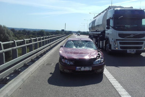 Interwencja na S7. Zdezelowany samochód na drodze