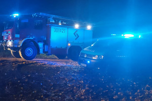 Wóz strażacki i radiowóz policyjny na miejscu zdarzenia