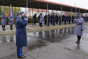 Dowódca uroczystości składa meldunek Komendantowi Wojewódzkiemu Policji w Olsztynie