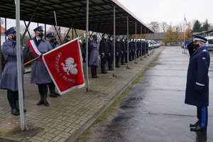 Poczet sztandarowy, ślubujący policjanci i Komendant Wojewódzki Policji w Olsztynie