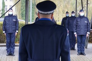 Ślubujący policjanci i Komendant Wojewódzki Policji w Olsztynie