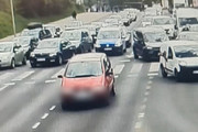 Radiowóz jadący za samochodem w ruchu miejskim - zrzut ekranu z nagrania wideorejestratora