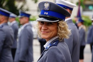Policjantka uczestnicząca w uroczystej promocji mianowania na pierwszy stopień policyjny w korpusie oficerów młodszych Policji